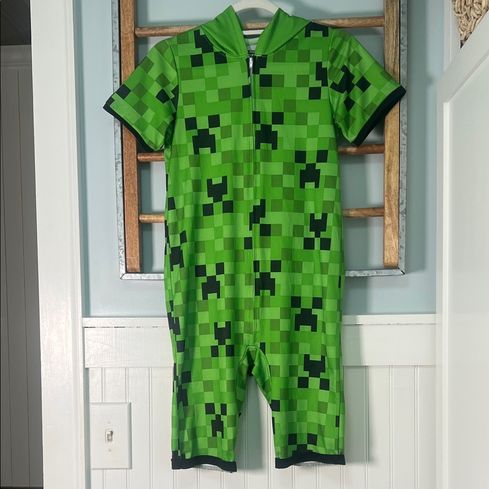 Boys Minecraft hooded onsie short tall, zip up pajamas, size medium